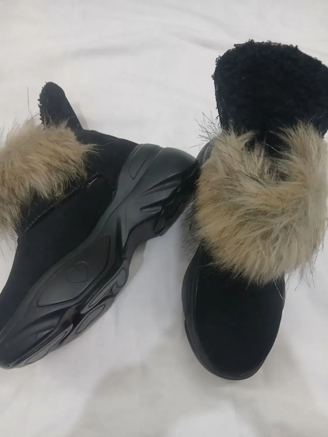 کفش پاییزه|کیف، کفش، کمربند|نیشابور, پنجراه|دیوار