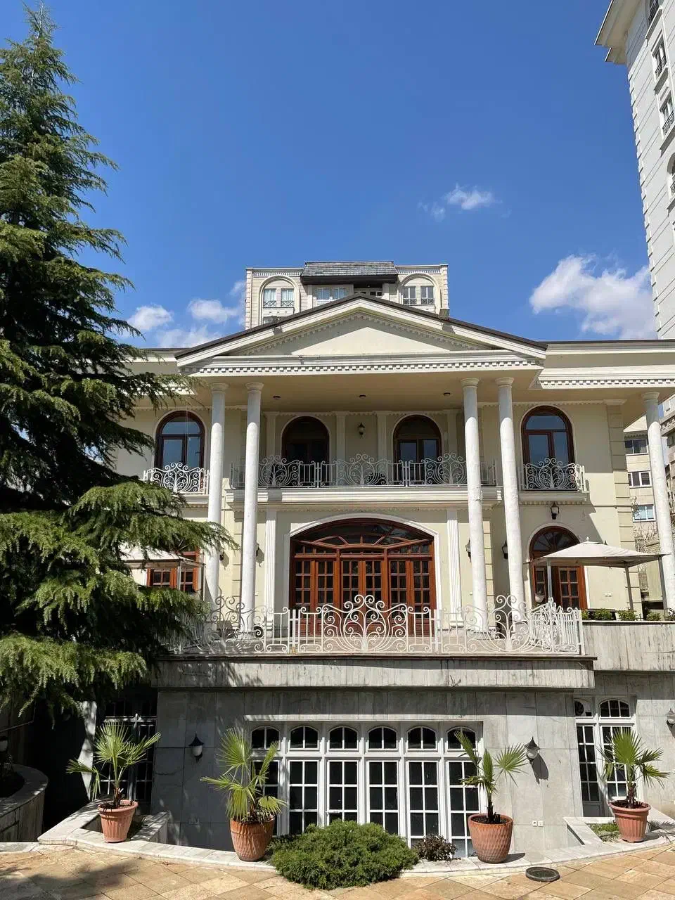 ویلایی ۱۴۰۰متر زمین / ۸۰۰متر بنا تریبلکس / رویایی