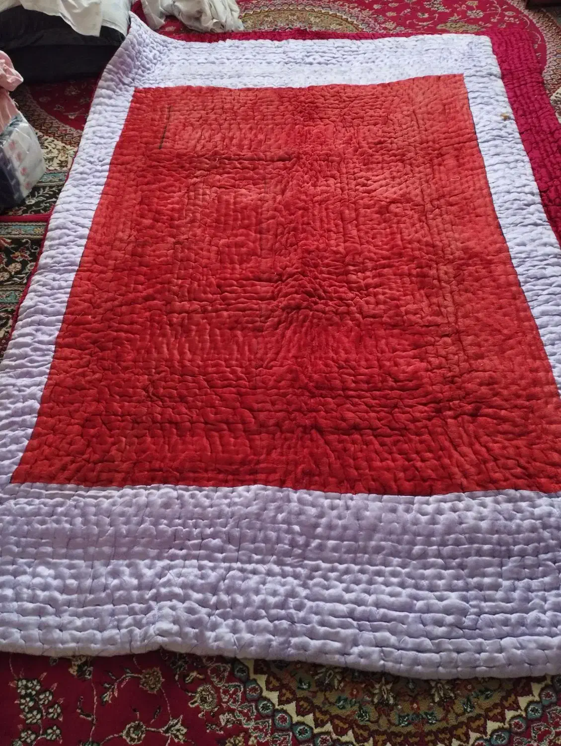 لحاف|رختخواب، بالش، پتو|برخوار, |دیوار