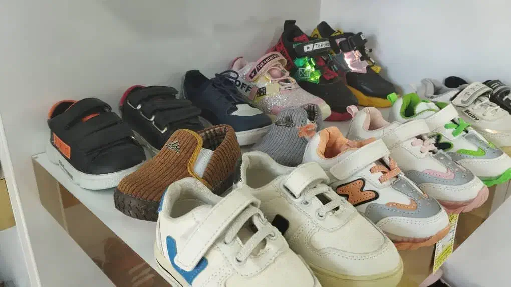 فروش فوری کل موجودی مغازه به صورت عمده و یکجا|کیف، کفش، کمربند|نی‌ریز, |دیوار