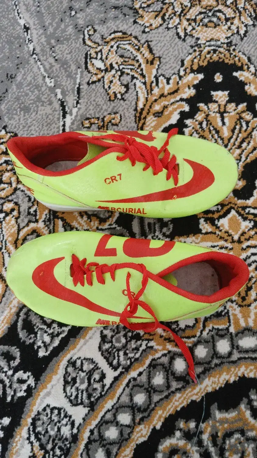 کفش فوتسال (سالن)|کیف، کفش، کمربند|نی‌ریز, |دیوار