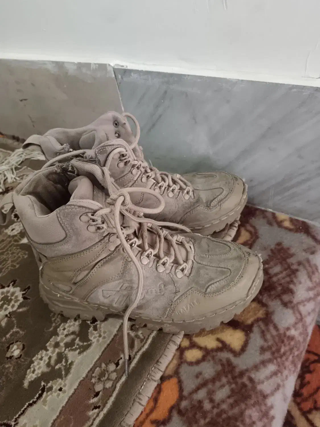 پوتین امریکایی|کیف، کفش، کمربند|رباط‌کریم, رباط‌کریم|دیوار