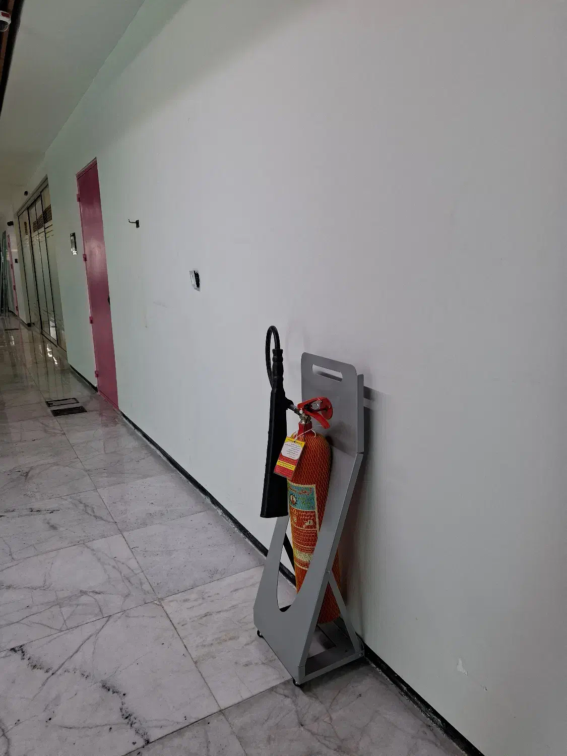 استند چرخ‌دار کپسول آتش‌نشانی CO2 شش کیلویی|ابزارآلات|تهران, دانشگاه شریف|دیوار