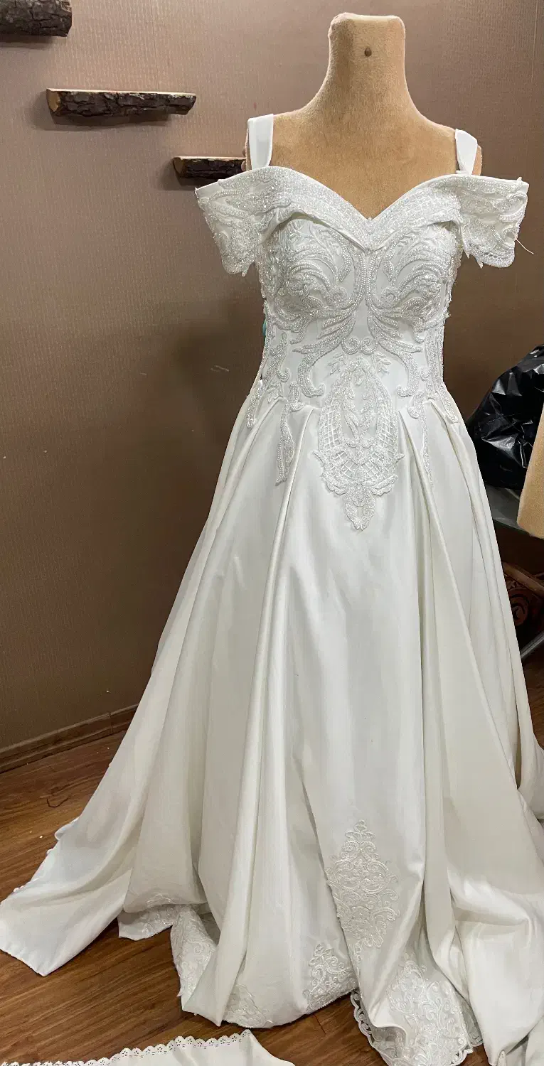 تعدادی لباس عروس کاملا نو|لباس|مشهد, ویلاشهر|دیوار