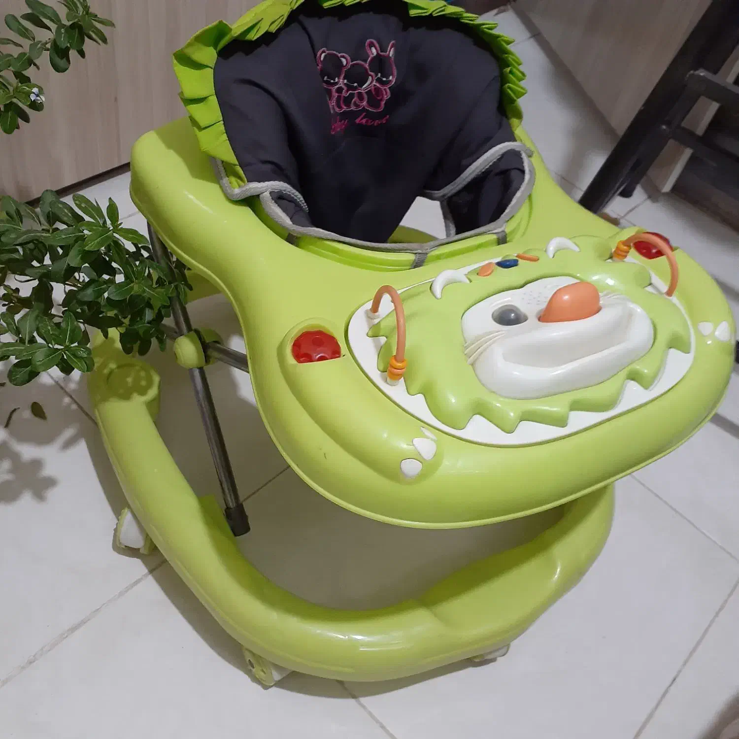 گهواره و روروئک|کالسکه و لوازم جانبی|هشتگرد, فاز ۷ مهستان|دیوار