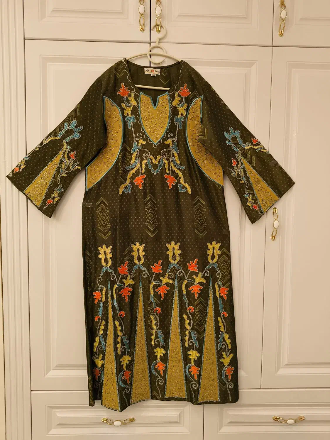 پیراهن ساتن گلدوزی و خامه دوری بسیار زیبا و خوشرنگ|لباس|کرج, فاز ۱ مهرشهر|دیوار