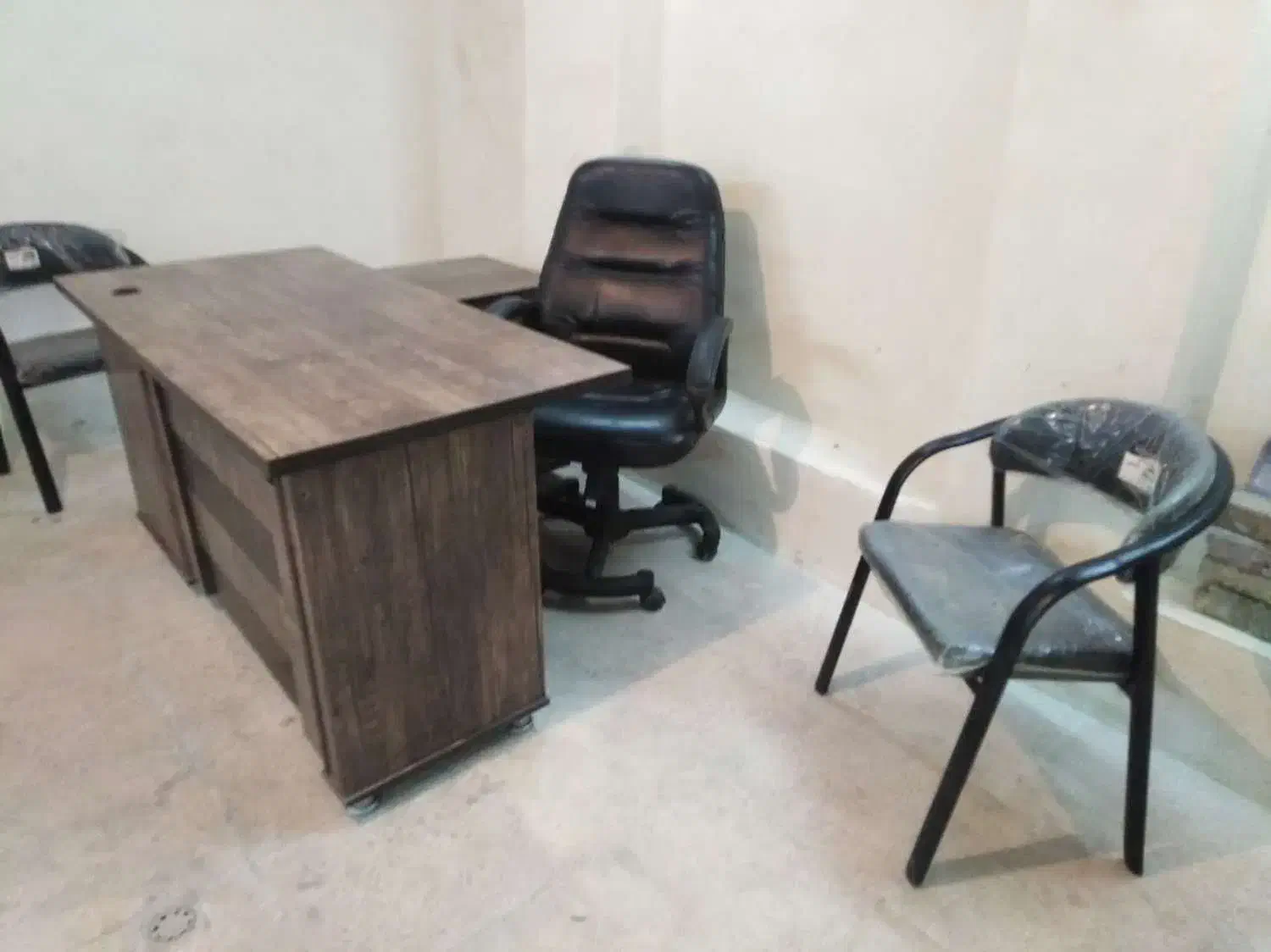 میز مدیریت ال نو هستش به همراه دوصندلی ومدیریت|مبلمان اداری|تهران, بازار|دیوار
