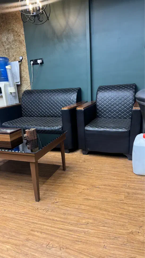 مبل چرم دسته چوبی نیم ست با میز|مبلمان خانگی و میز عسلی|کاشان, معلم|دیوار