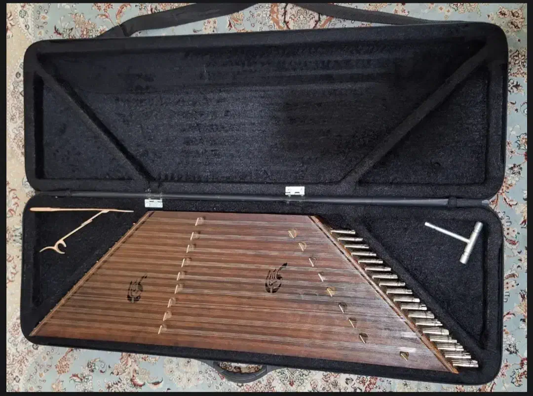 سنتور سالاری|سازهای سنتی|رودهن, |دیوار