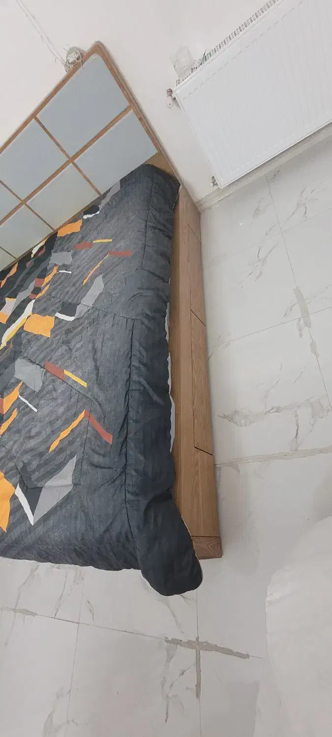 تخت دونفره به همراه تشک رویال و عسلی کنار تخت|تخت و سرویس خواب|قم, انسجام|دیوار