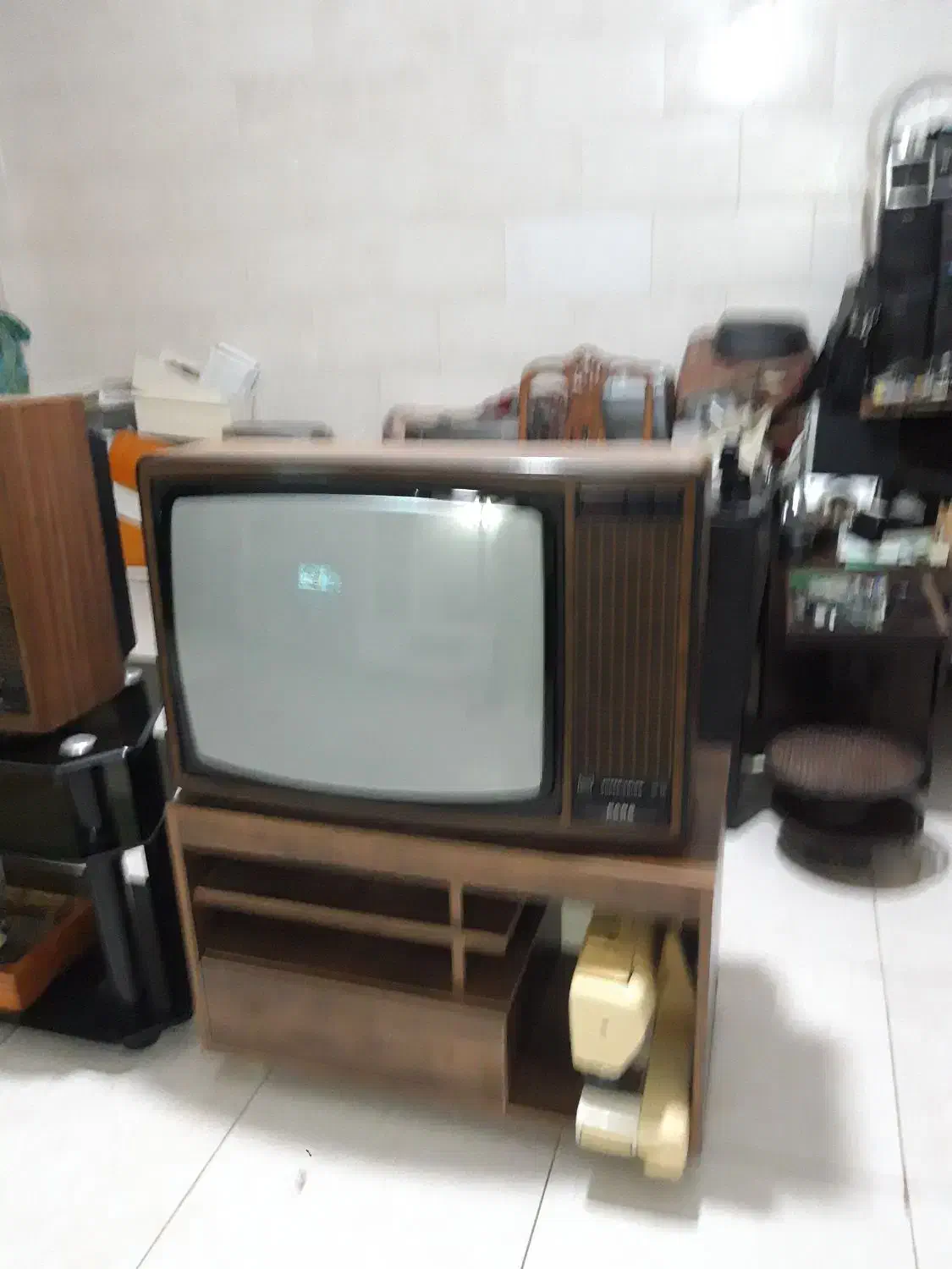 تنوع در تلوزیون قدیمی|تلویزیون و پروژکتور|رشت, استقامت ۱|دیوار