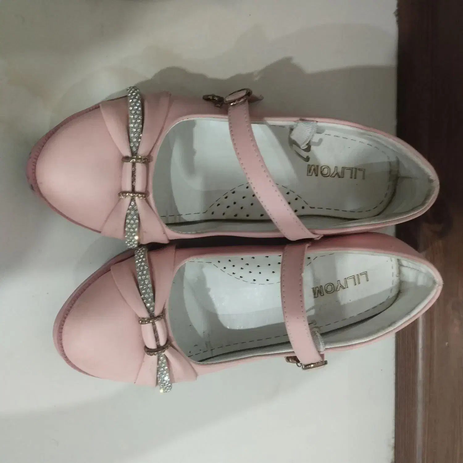 کفش|کیف، کفش، کمربند|گلبهار, شهر جدید گلبهار|دیوار