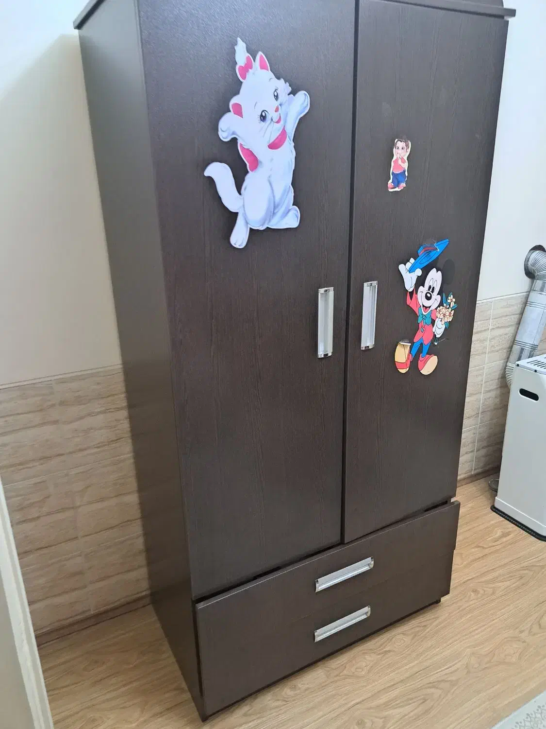 دوتا تخت تک نفره همراه با کمد برای دو تا تخت|تخت و سرویس خواب|شیراز, شهرک نیروی انتظامی|دیوار