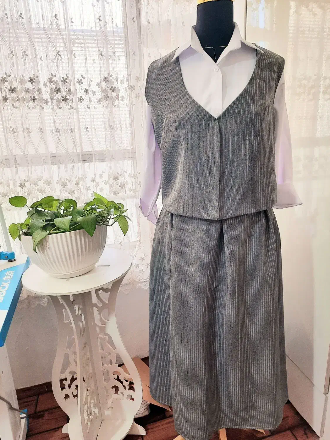 جلیقه دامن دیپلمات|لباس|نیشابور, مدرس|دیوار