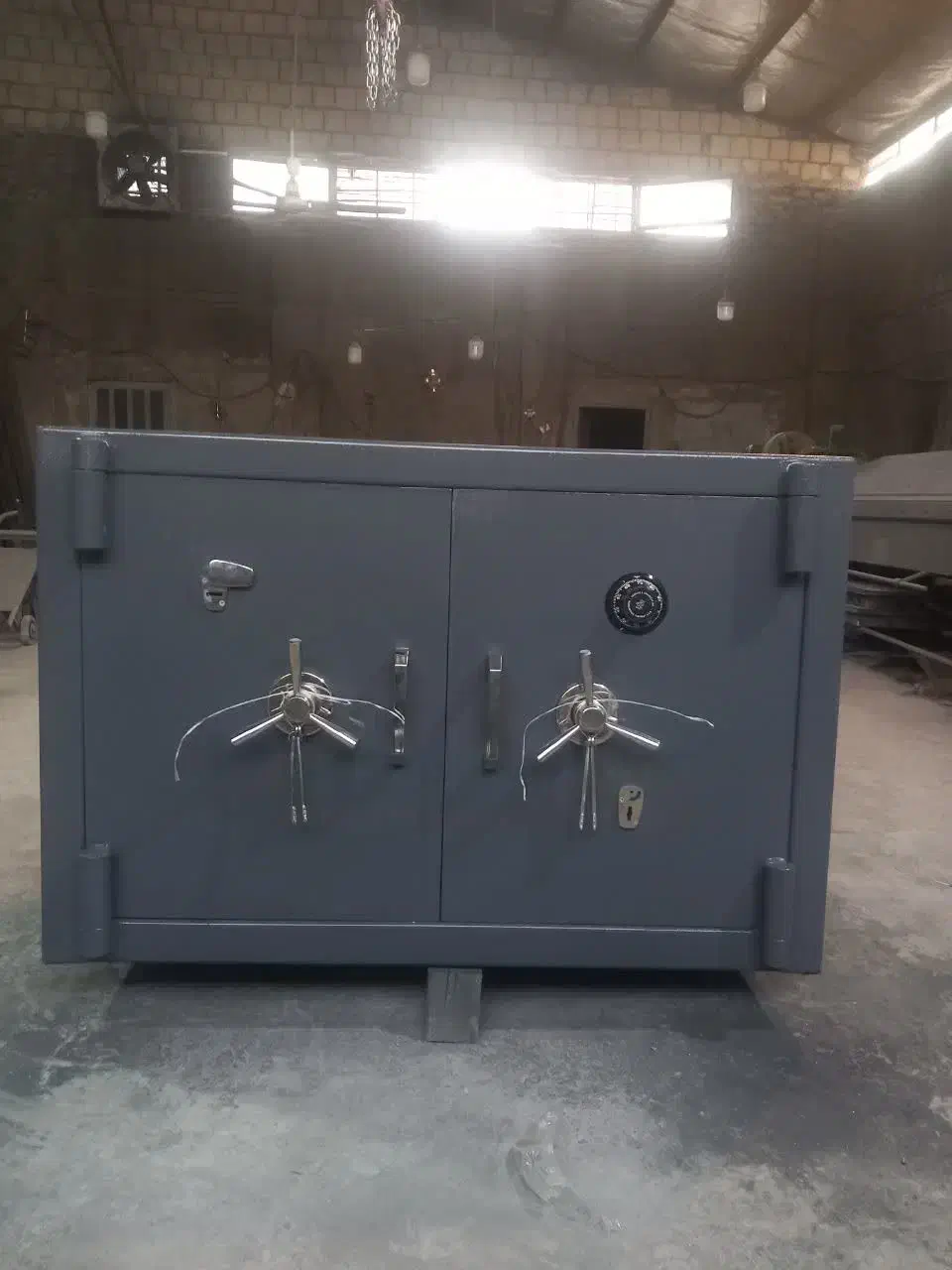 گاوصندوق (زنجان) ایستاده ویترینی گاو صندوق اصل|ابزارآلات|زنجان, |دیوار