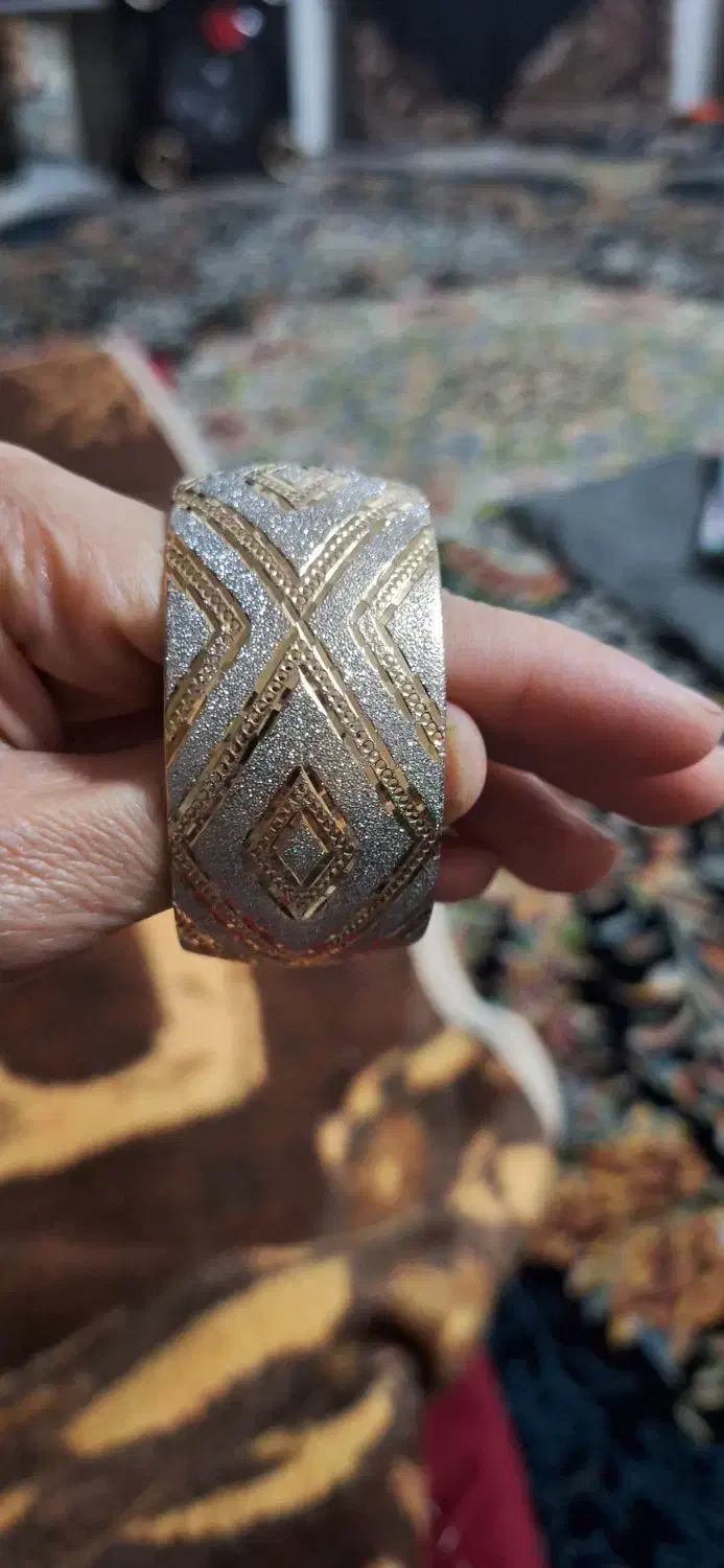 النگوی تک پوش|جواهرات|قم, چهل درخت‎|دیوار