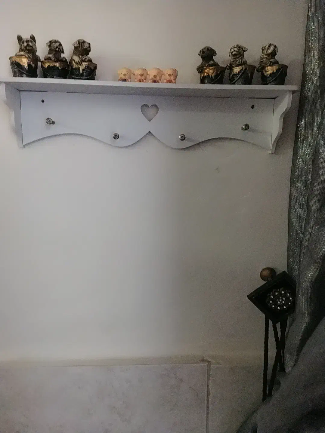 شلف دیواری. همراه با مجسمه ها|صنایع دستی و سایر لوازم تزئینی|هشتگرد, شهرک راه آهن|دیوار