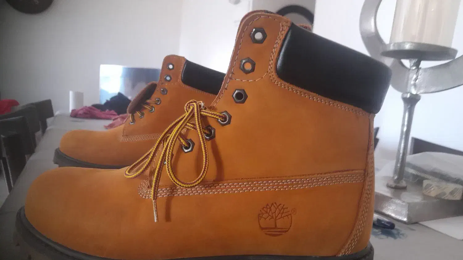 بوت ساق بلند|کیف، کفش، کمربند|بندر انزلی, زنبق|دیوار