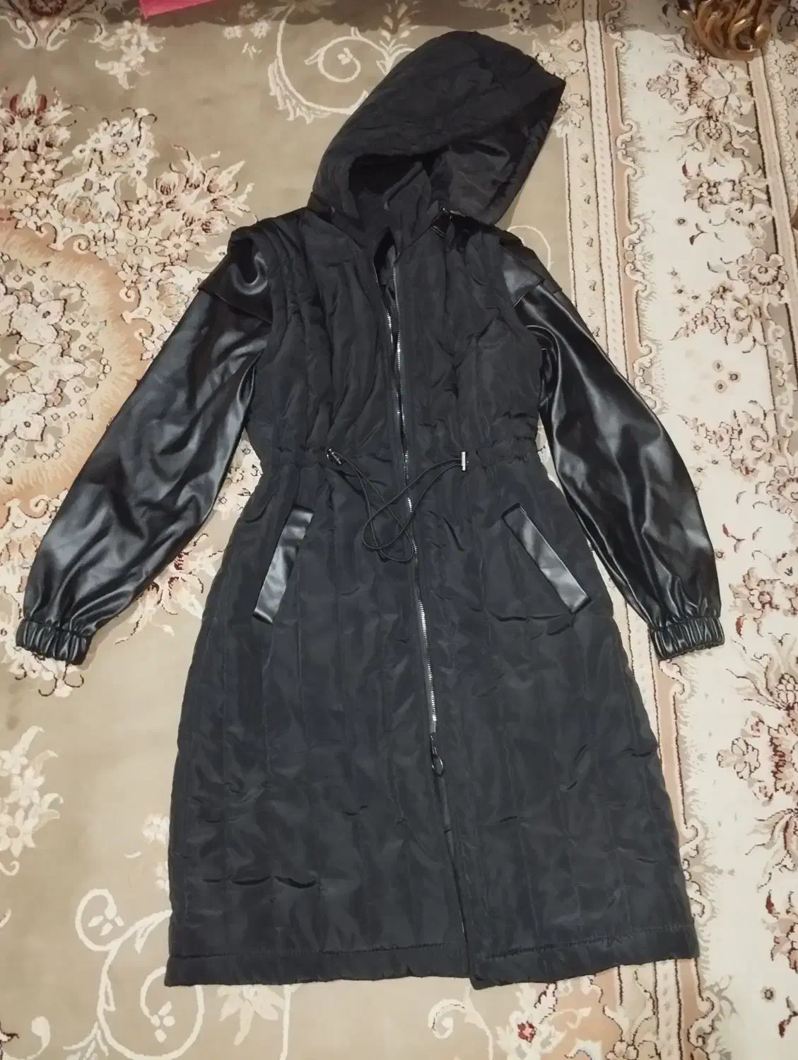 کاپشن|لباس|نقده, |دیوار