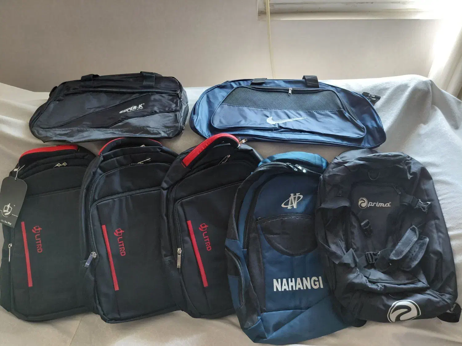 تعدادی کوله پشتی و کیف|کیف، کفش، کمربند|تهران, گلستان (شهرک راه آهن)|دیوار