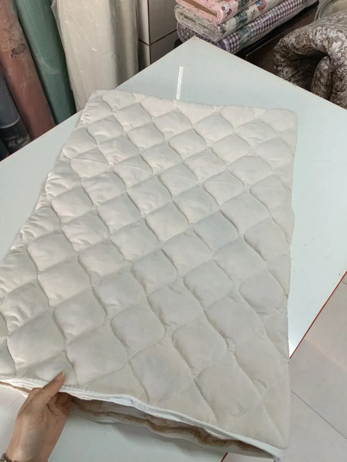 بالش|رختخواب، بالش، پتو|خوی, |دیوار