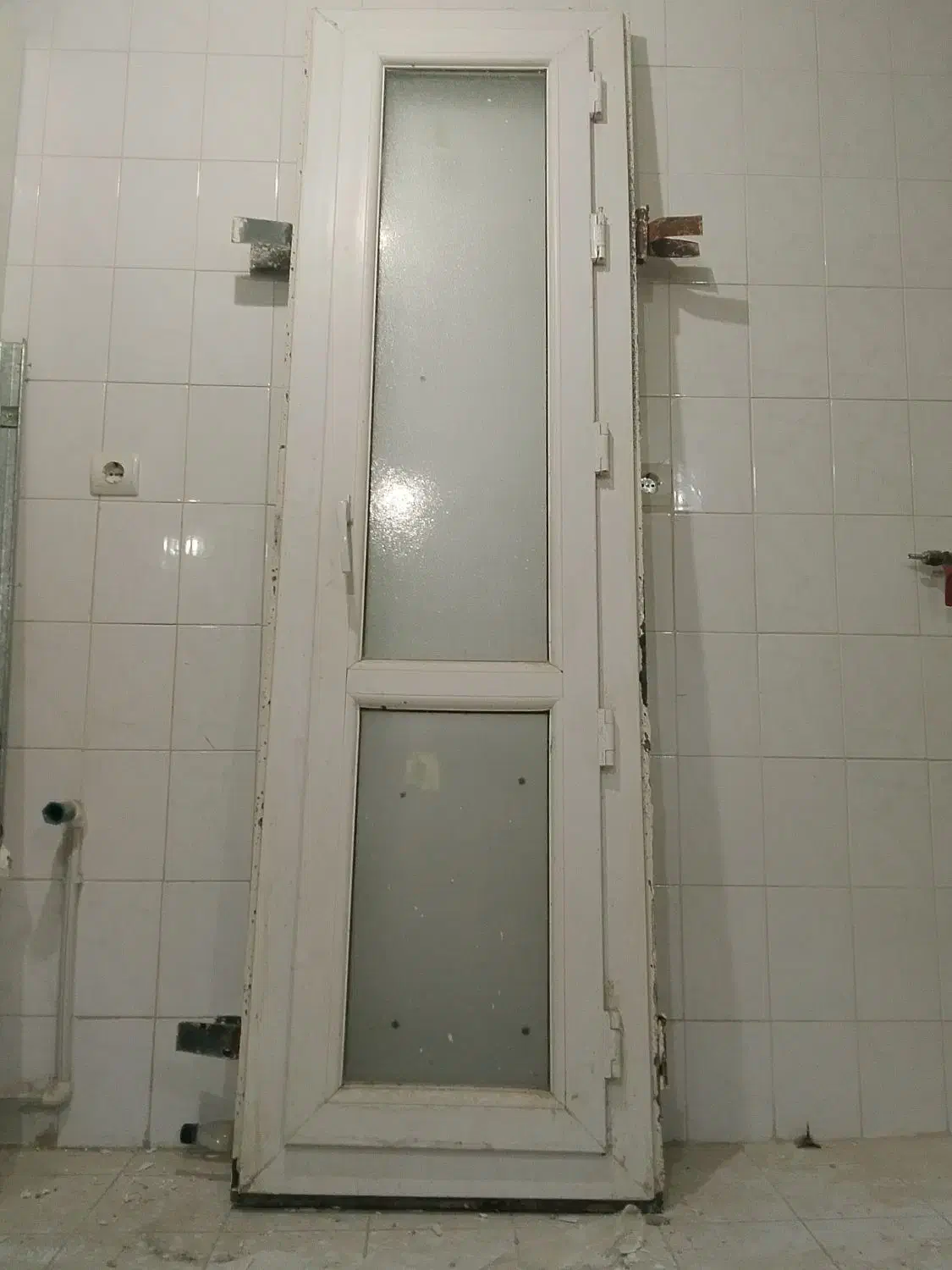 یک عدد درب یو پی وی سی فروشی|مصالح و تجهیزات ساختمان|قرچک, مجتمع مسکونی طبیعت|دیوار