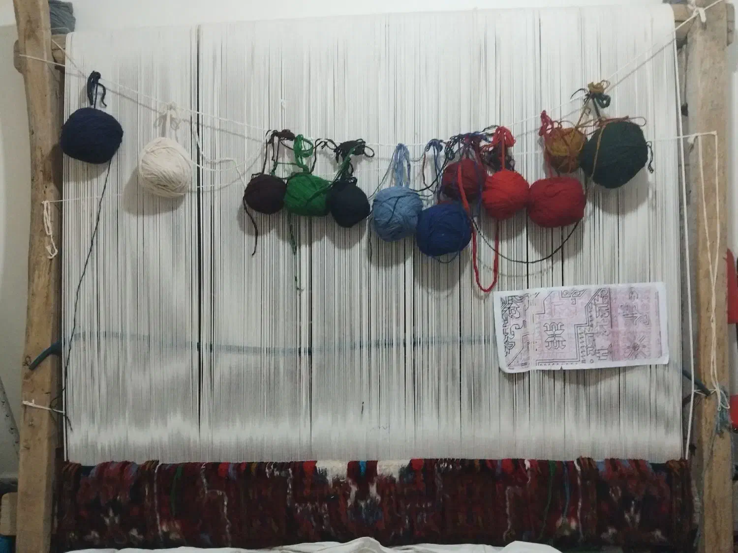 فرش چشمه زان نصف کاره|فرش|اهر, |دیوار