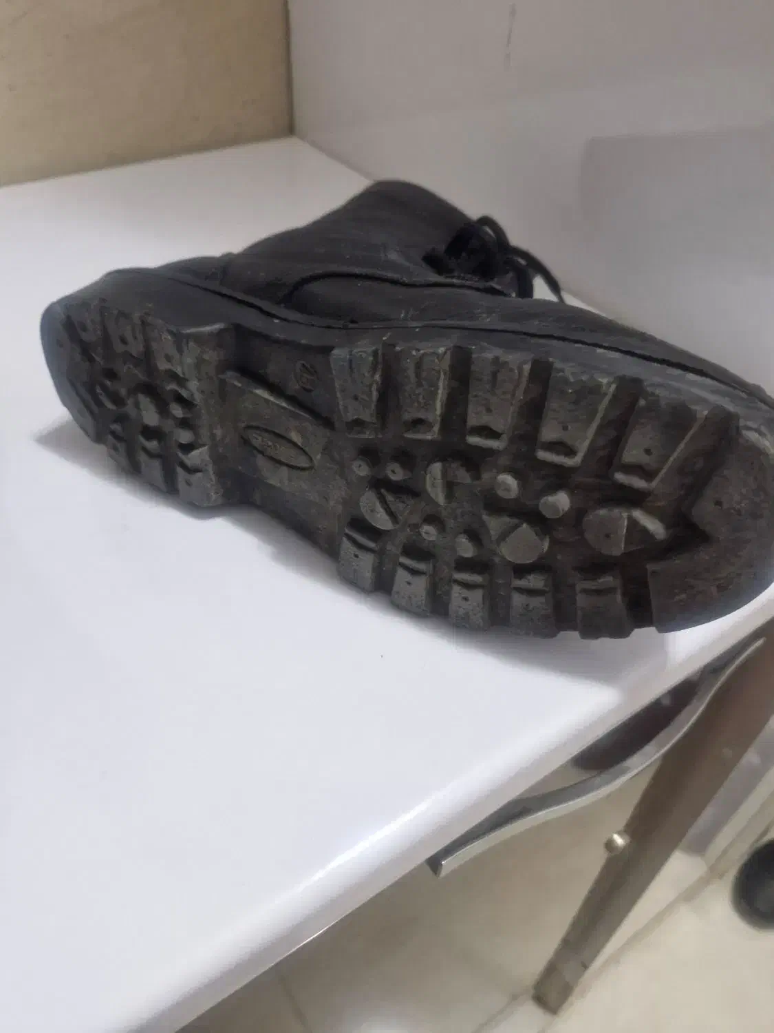 پوتین  و کلاه  نظامی|کیف، کفش، کمربند|تبریز, |دیوار