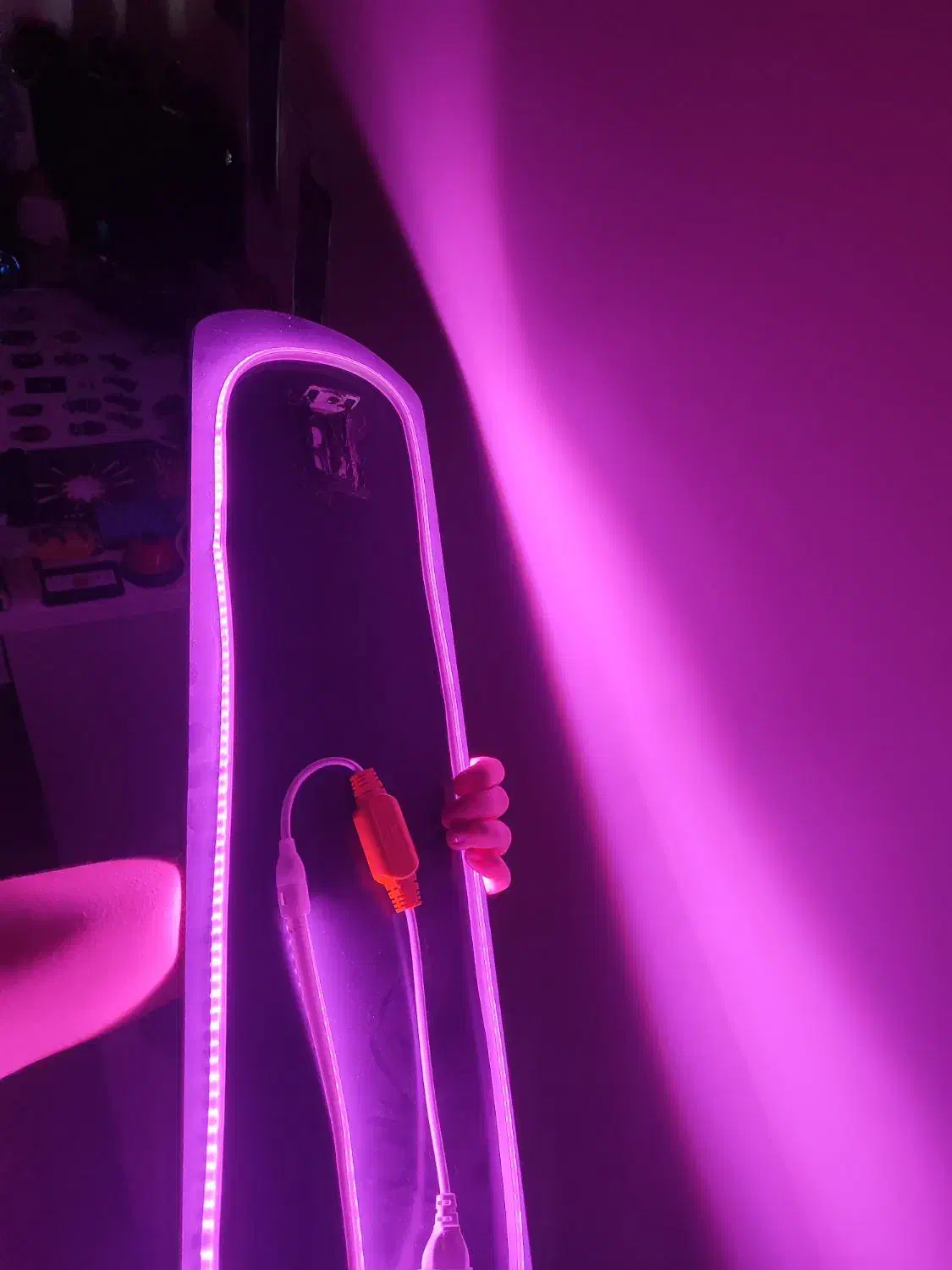 اینه|آینه|نسیم‌شهر, |دیوار