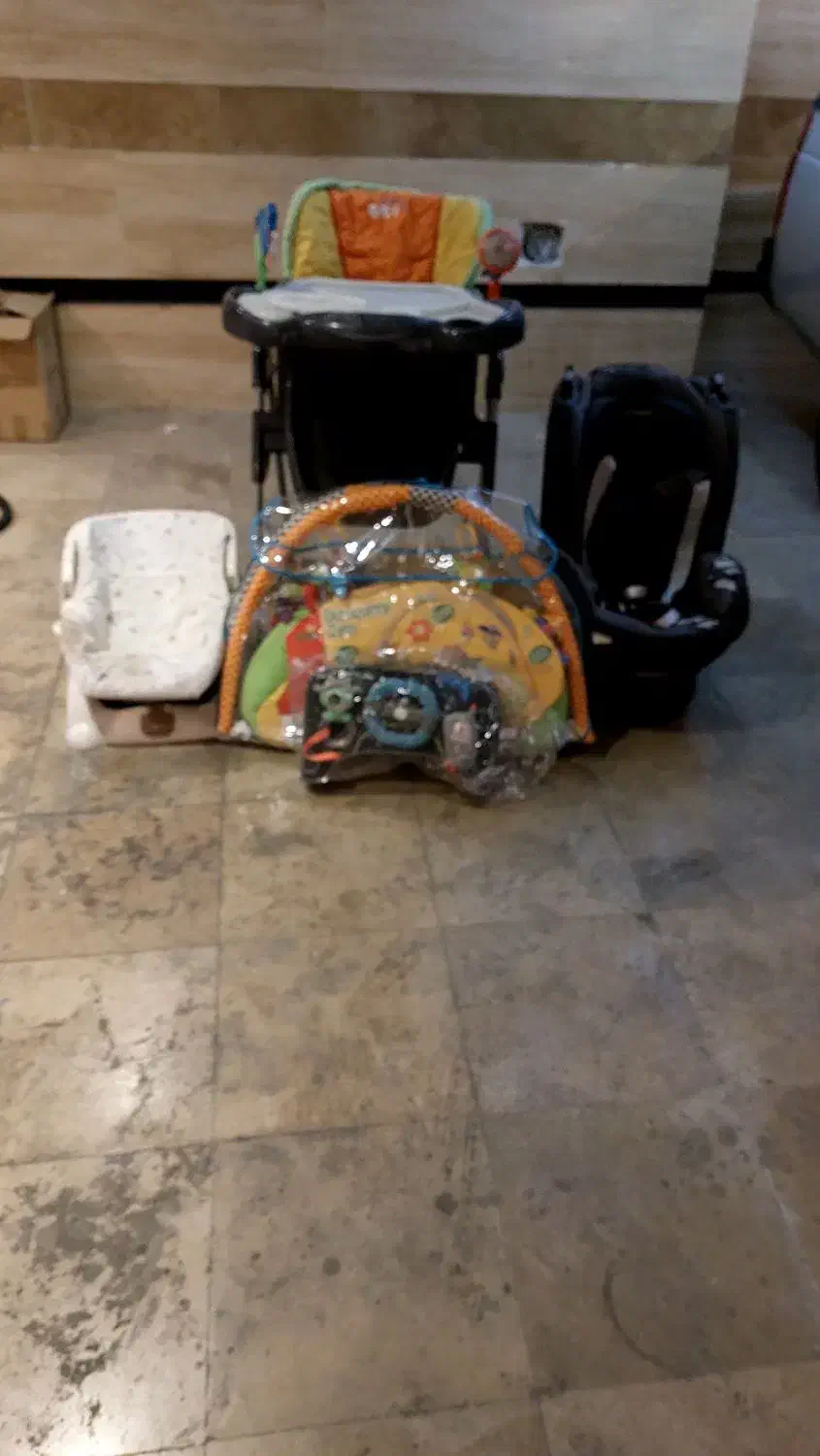 تشک بازی و صندلی غذاخوری|اسباببازی بچه|تهران, زعفرانیه|دیوار