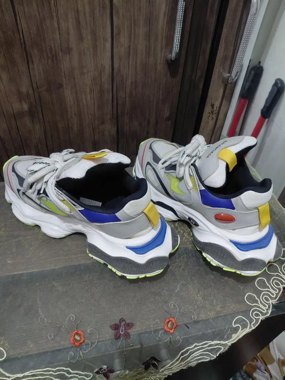 کتونی|کیف، کفش، کمربند|قم, انسجام|دیوار