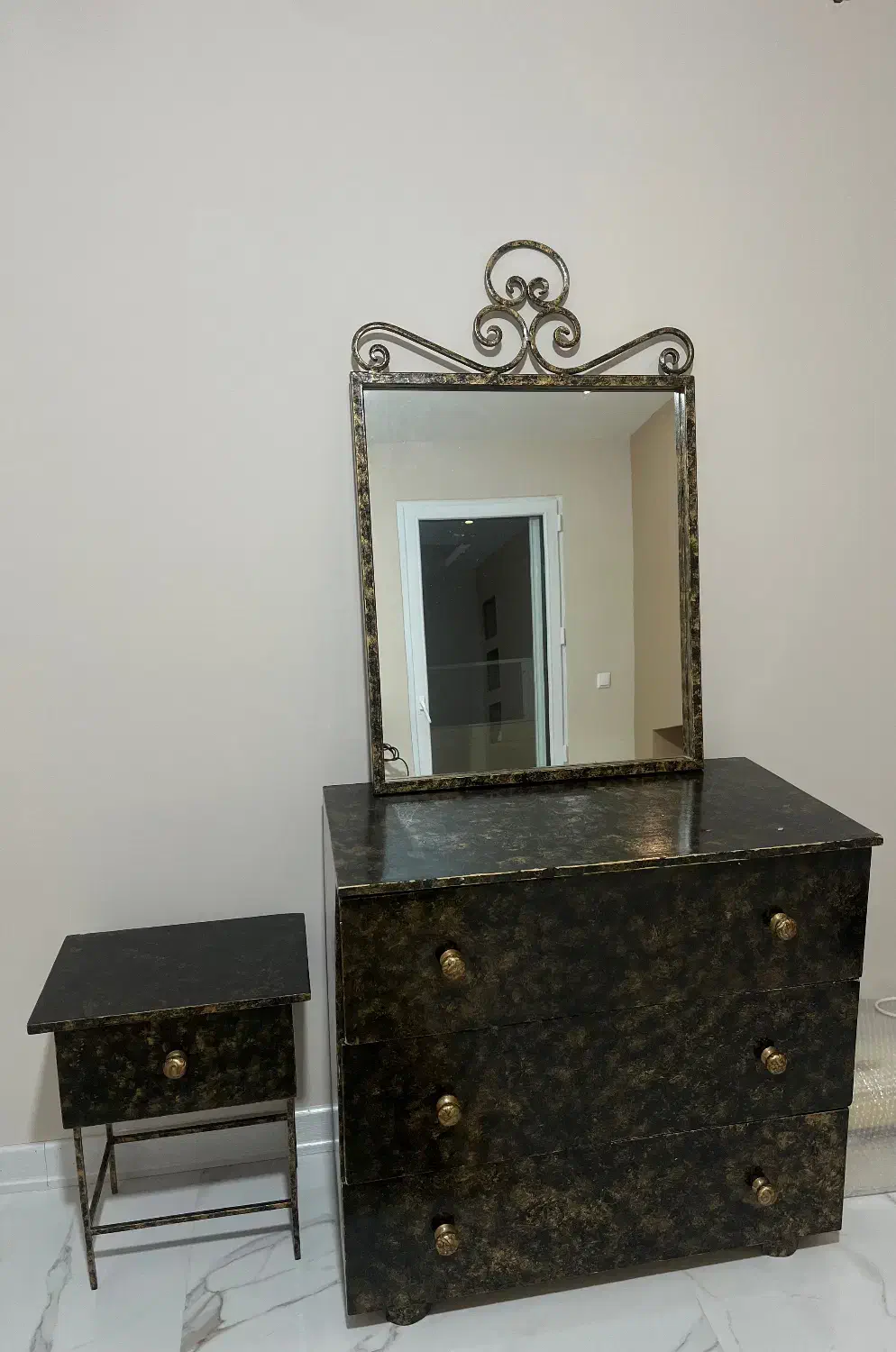 میز و آینه و پاتختی اتاق خواب|تخت و سرویس خواب|ساری, |دیوار