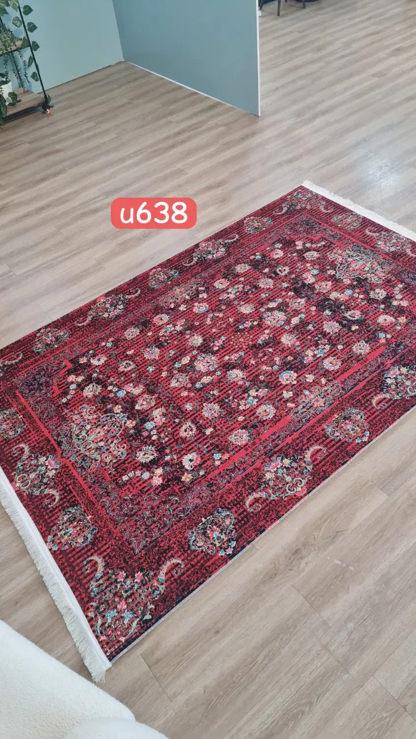 فرشینه ی قرمز لاکی|فرش|نطنز, |دیوار