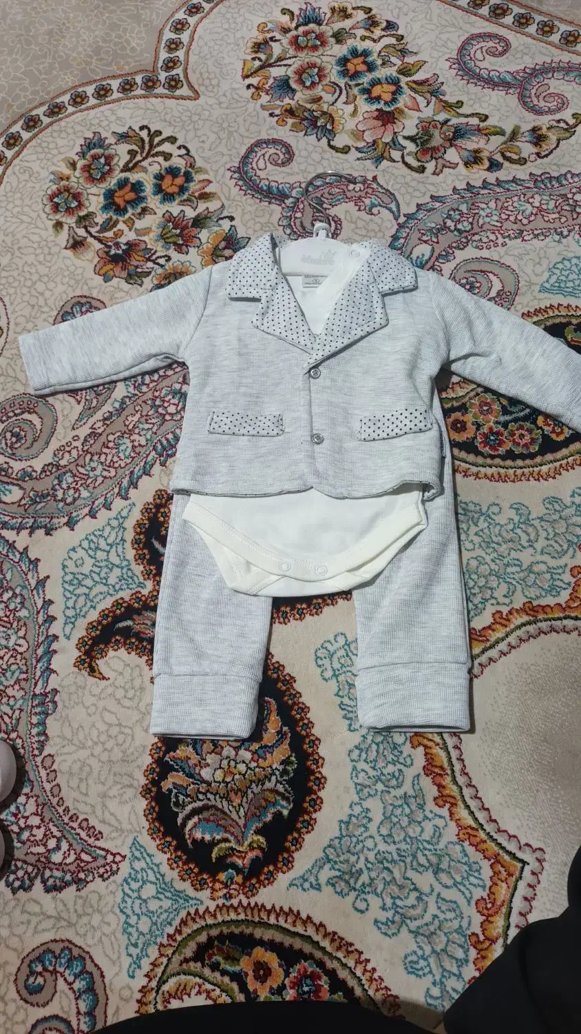 لباس سه تیکه وسرهمی ویک جفت کفش برا سیسمونی خوبه|کفش و لباس بچه|تربت‌حیدریه, طالقانی|دیوار