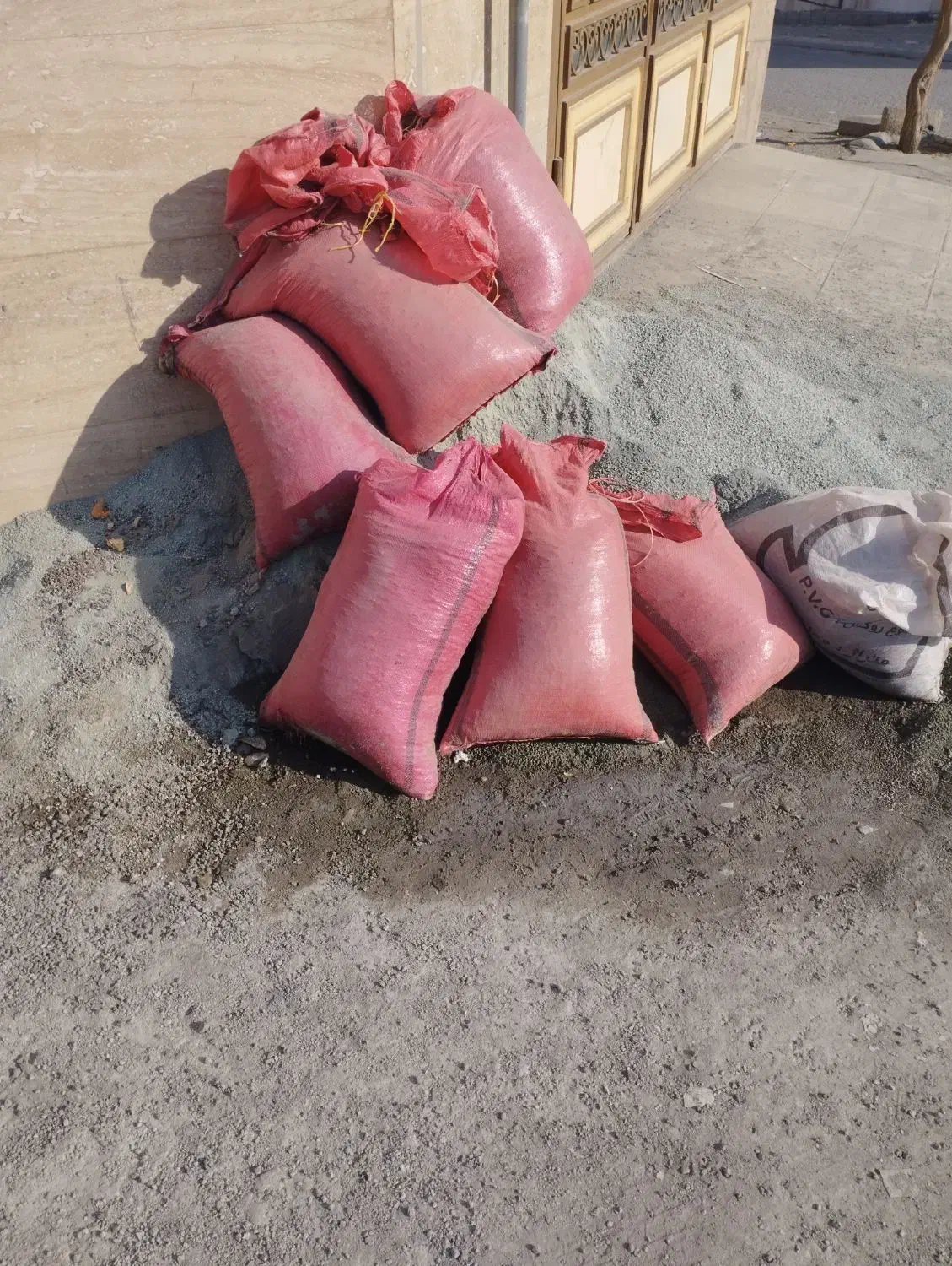 70 تن سنگ و پوکه و دو تن ماسه و آجر|مصالح و تجهیزات ساختمان|سنندج, |دیوار