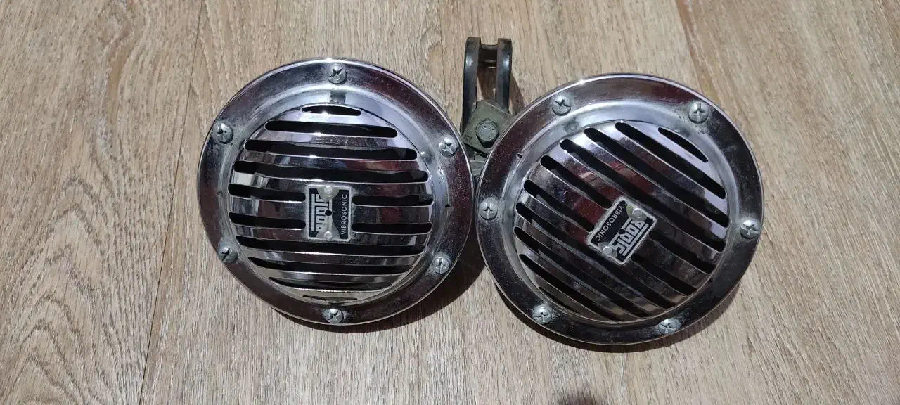 بوق روتس سالم|کلکسیون اشیاء عتیقه|رشت, باهنر|دیوار