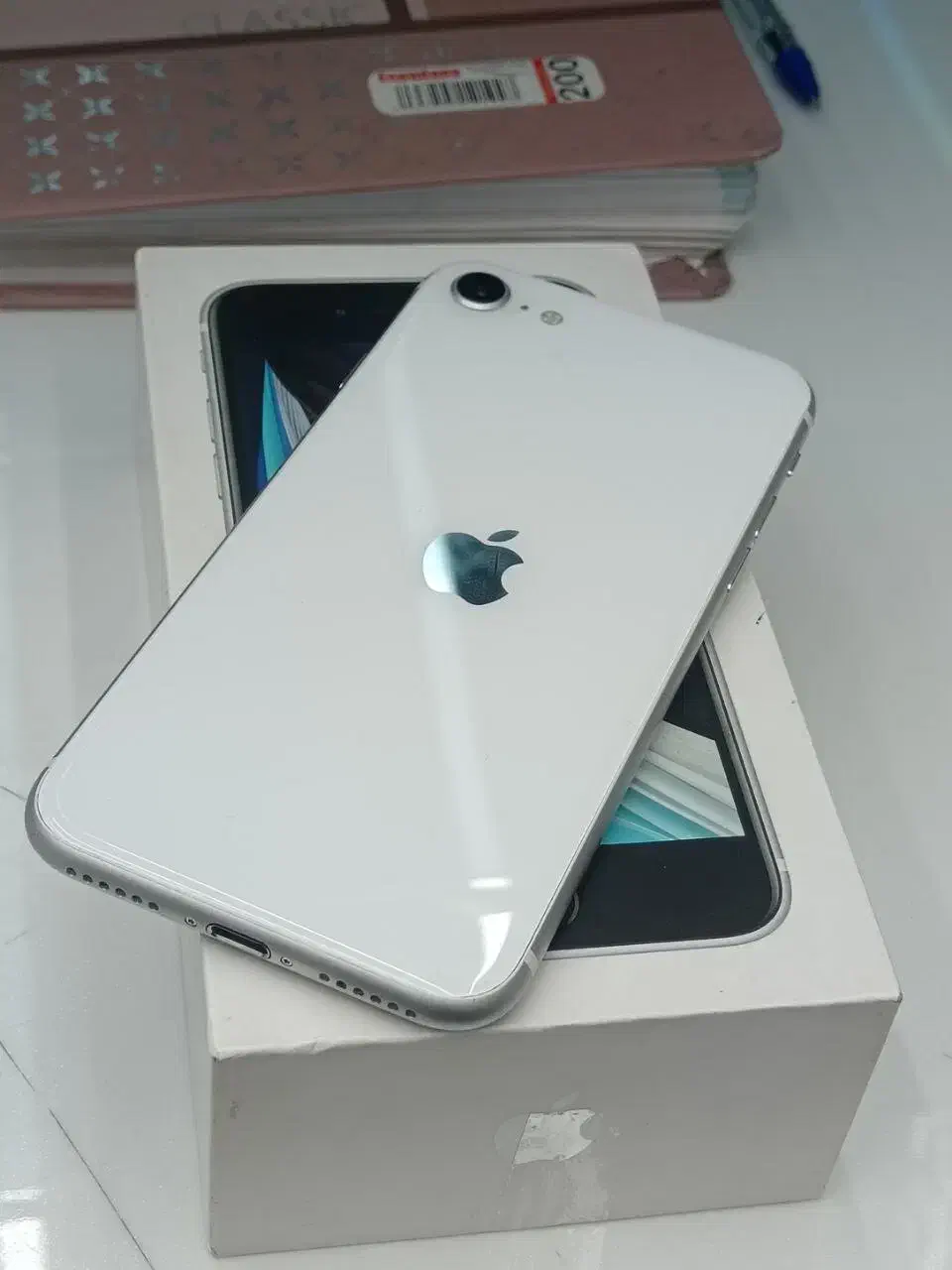 آیفون se 2020 128gb سفید ios26|موبایل|اصفهان, بهارستان|دیوار