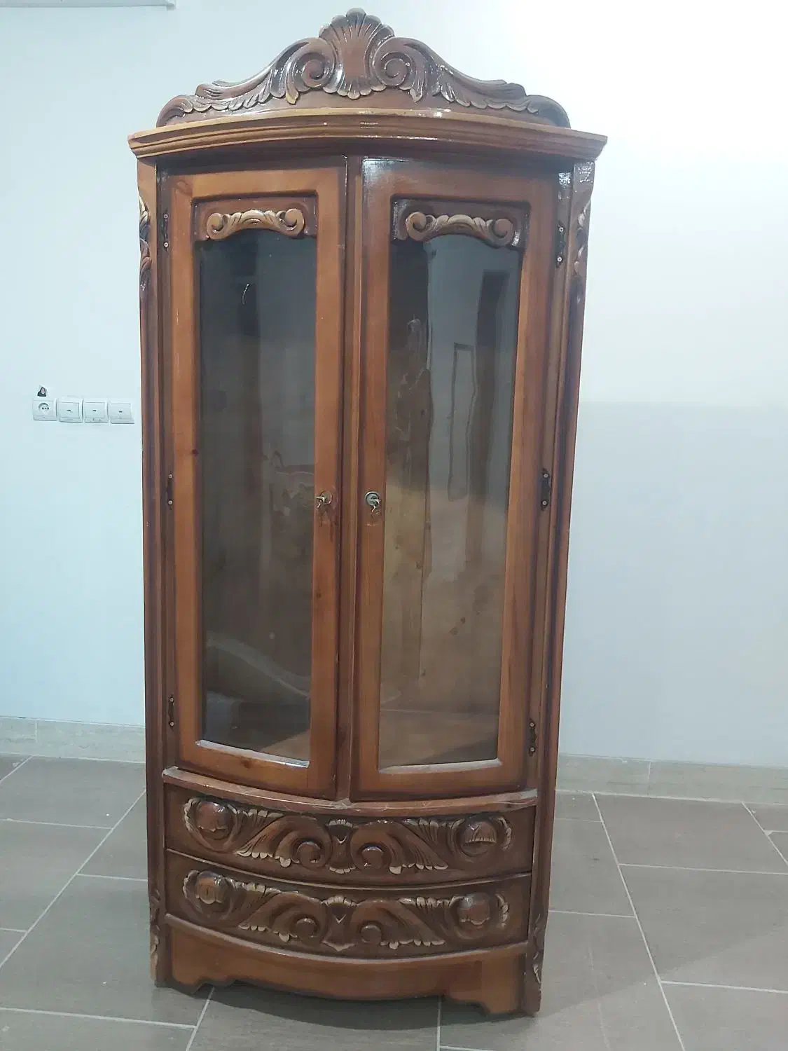 بوفه قدیمی و سالم|بوفه، ویترین، کنسول|حمیدیا, |دیوار