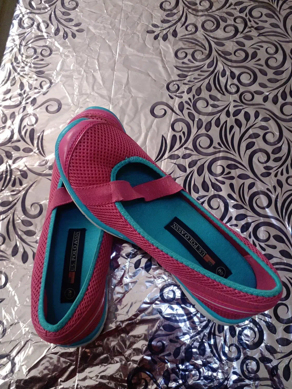 کفش|کیف، کفش، کمربند|تهران, راه آهن|دیوار