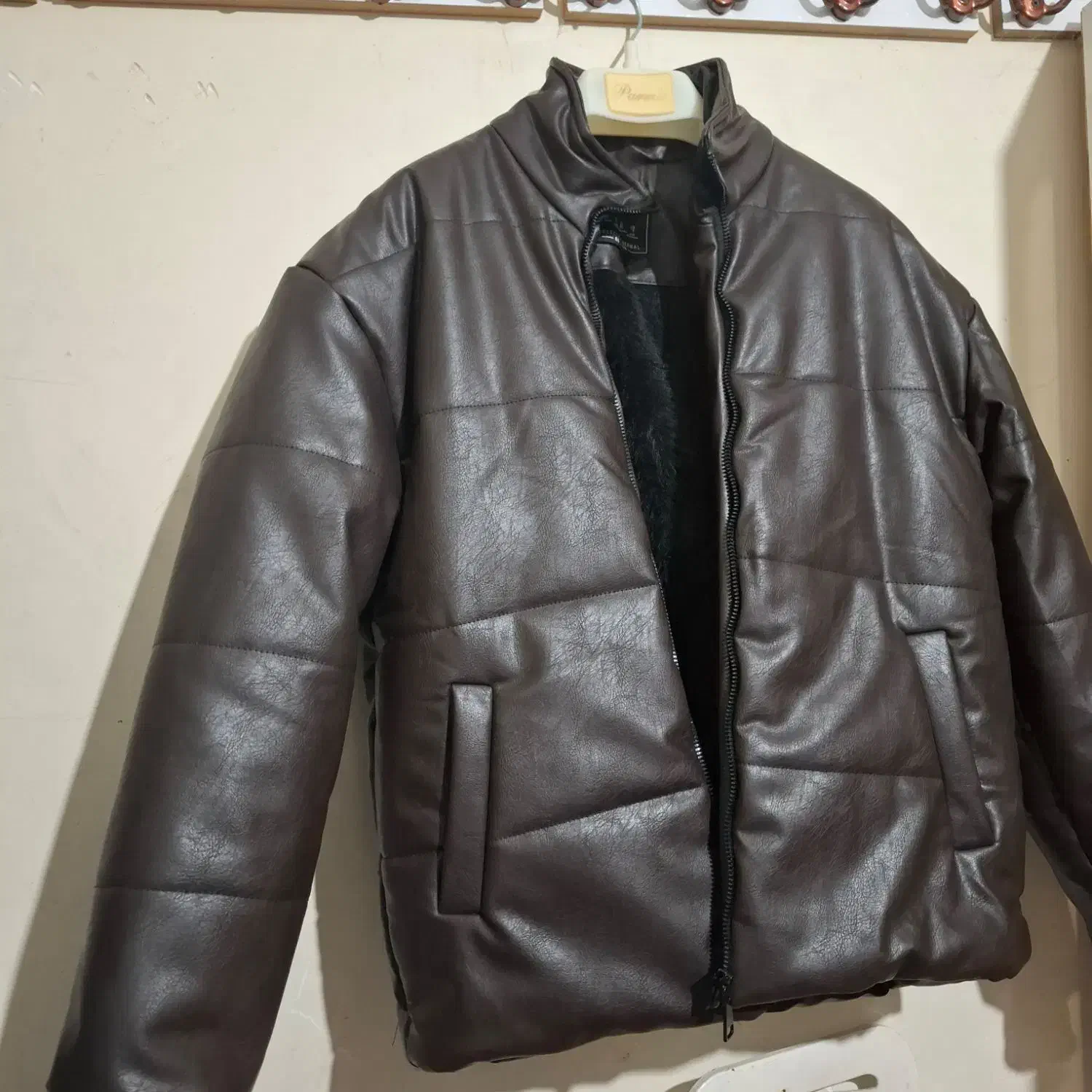 کاپشن|لباس|گنبد کاووس, |دیوار