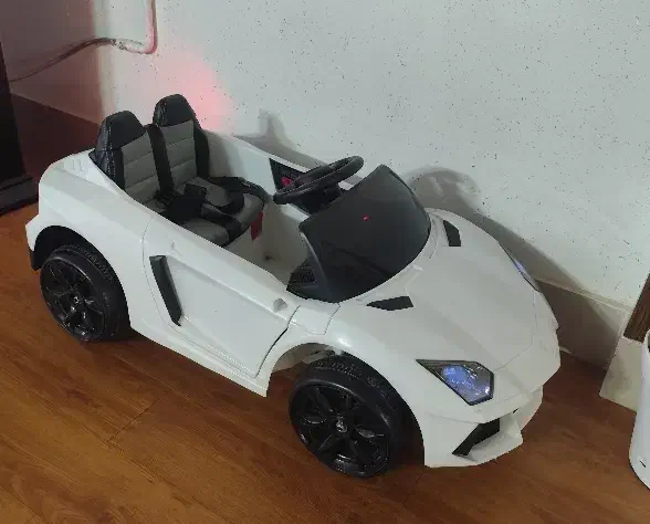 ماشین شارژی شیک|اسباب‌بازی بچه|شاهین‌شهر, شهرک میلاد|دیوار