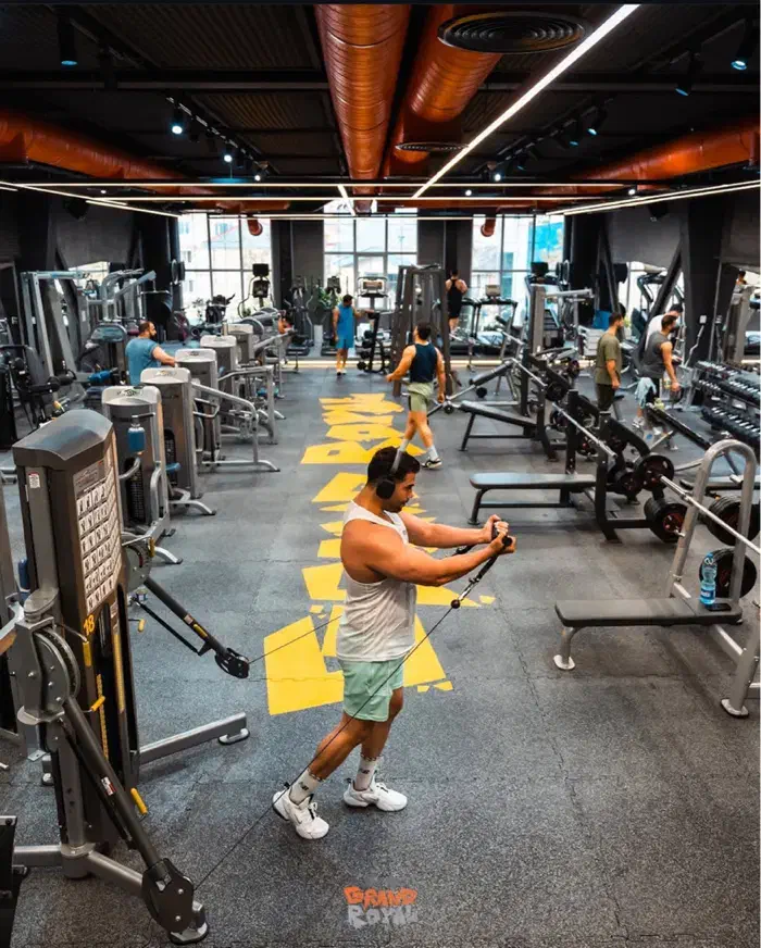 به یک نیروی نظافت در باشگاه گرند رویال نیازمندیم|استخدام سرایداری و نظافت|لاهیجان, شیشه گران|دیوار