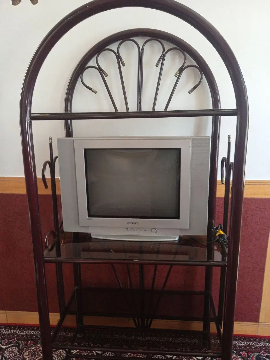 تلویزیون و زیر تلویزیون|تلویزیون و پروژکتور|بیستون, |دیوار