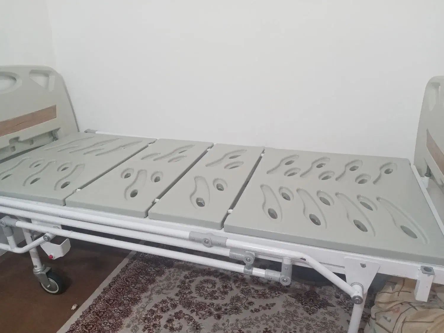 تخت بیمارستانی سه شکن و ویلچر|آرایشی، بهداشتی، درمانی|مشهد, چاهشک|دیوار