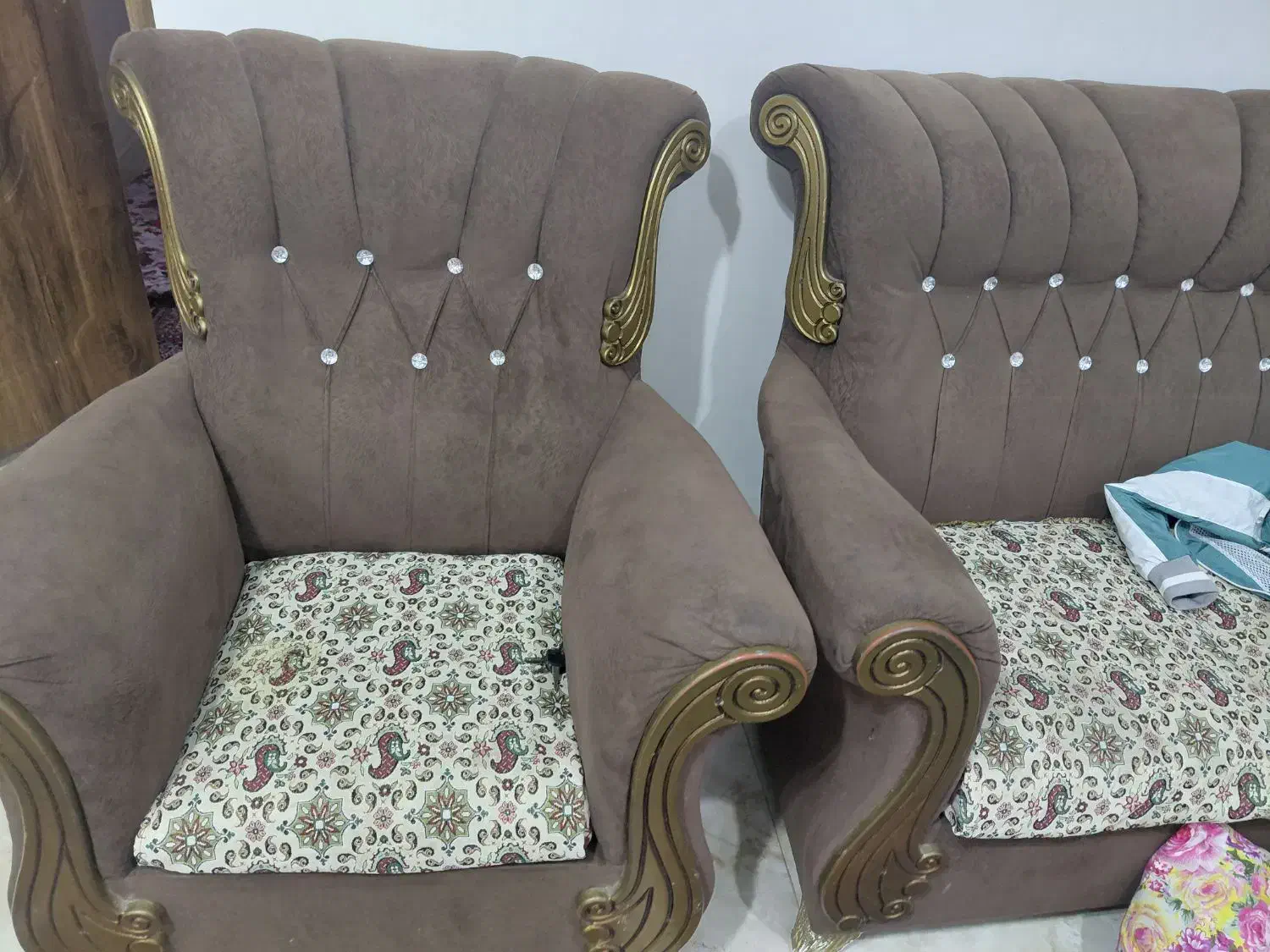 مبل قهوه ای کار کرده ولی محکم|مبلمان خانگی و میز عسلی|سنگر, |دیوار