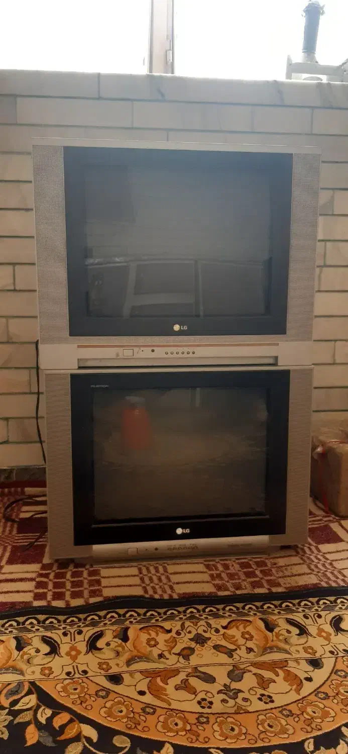 دوعدد تلویزیون یک عدد فریزر قدیمی|تلویزیون و پروژکتور|زرند, |دیوار