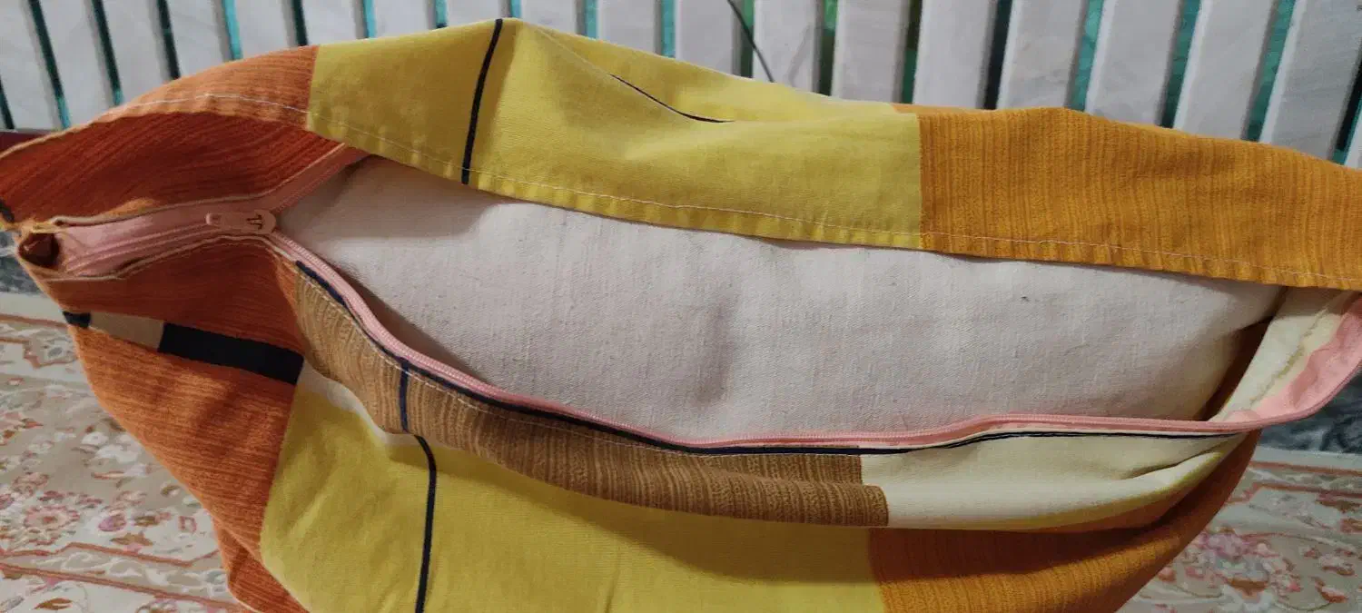 بالشت چهار گوش. پر روکش پر شکن همراه. با جلد|رختخواب، بالش، پتو|خرم‌آباد, |دیوار