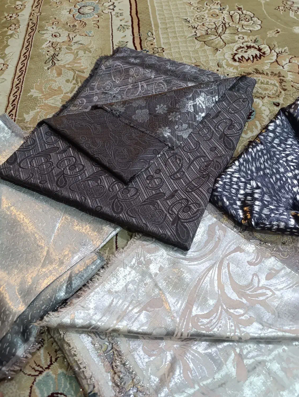 پارچه لباس تک و یه قواره پارچه چادر مشکی|لباس|فولادشهر, B2|دیوار