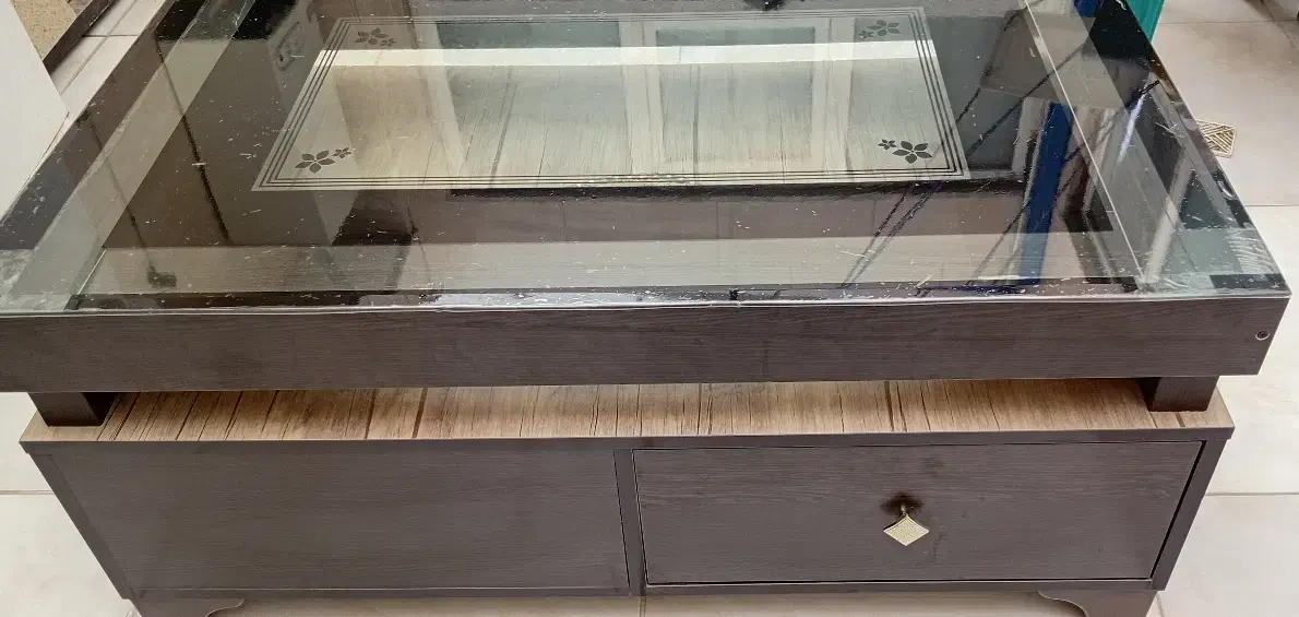 میز جلو مبلی در حد نو محکم|مبلمان خانگی و میز عسلی|مشکیندشت, |دیوار