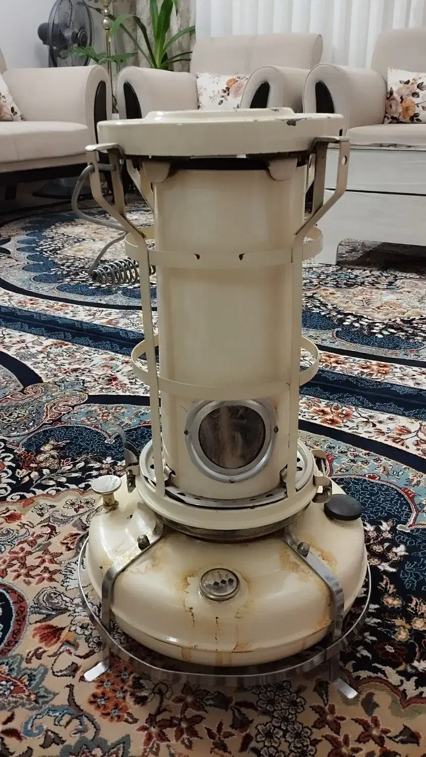 چراغ نفتی قدیمی|کلکسیون اشیاء عتیقه|بروجرد, |دیوار